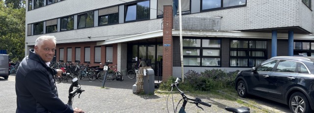 Burgermeester staat voor aziel opvang Babisonlaan tijdens fietstocht met fractievoorzitter Hilde Groenendijk