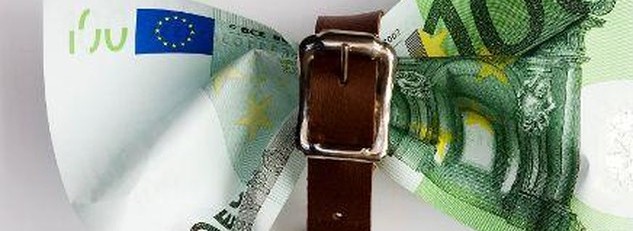 Een geldbriefje met een aangetrokken riem eromheen